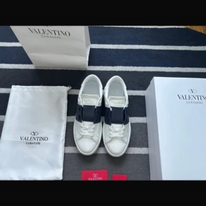 Valentino Open - Tjena, säljer dessa helt nya valentino skor. Medföljer dustbag, och läda och páse osv. Dessa är i färgen navy blue, och är i storlek 41. Vid frägor kontakta gärna, pris gär att diskuteras vid snabb affär
