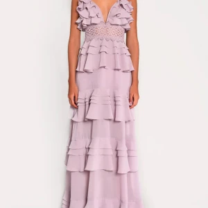 Balklänning - Nu säljer jag min älskade balklänning som jag köpte förra året ifrån Plick. Endast använd två gånger, den har små fläckar ifrån förra ägaren men dom syns knappt. Har aldrig testat att få bort så går möjligtvis. Obs! Klänningen är uppsydd så den passar mig när jag har en liten klack och jag är 1,60. Original pris 2099 kr! 