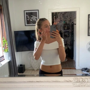 Vit offshoulder topp - Snygg vit offshoulder topp från Gina❤️‍🔥