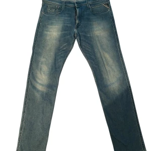 Replay anbass jeans - Snygga blå jeans från Replay. De har en lätt tvättad look och raka ben. Storlek 36/32, längden sitter som 33/34