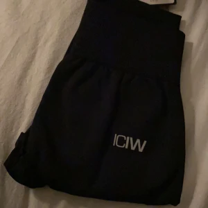 Svarta träningsthigts från ICANIWILL - Snygga svarta träningsthigts från ICANIWILL med hög midja. Perfekta för gymmet eller löprundan. De har en elastisk midja för extra komfort och rörelsefrihet. Storlek S nypris 599 säljer för 300