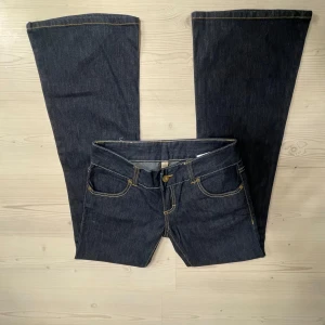 Lågmidjade bootcut jeans - Midjemåttet 38. Innerbenslängd 79. Grenmått 18. Hon på bilden är 163💗