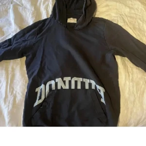 Svart Dondup Hoodie - Säljer en svart dondup hoodie. Tröjan har inga tecken på användning skick 9/10. Storlek M, Nypris runt 2 tusen. 
