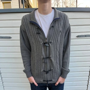 Italiensk stickad cardigan - Säljer en grå stickad jacka från Bruno Baresi. Skick 9/10 toppskick utan synliga defekter. Nypris ligger runt 2500kr men säljs nu för 799kr. Hör gärna av er vid minsta lilla fundering.