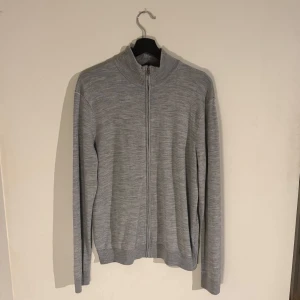 Stickad zip tröja  - Stickad merino tröja ifrån hm