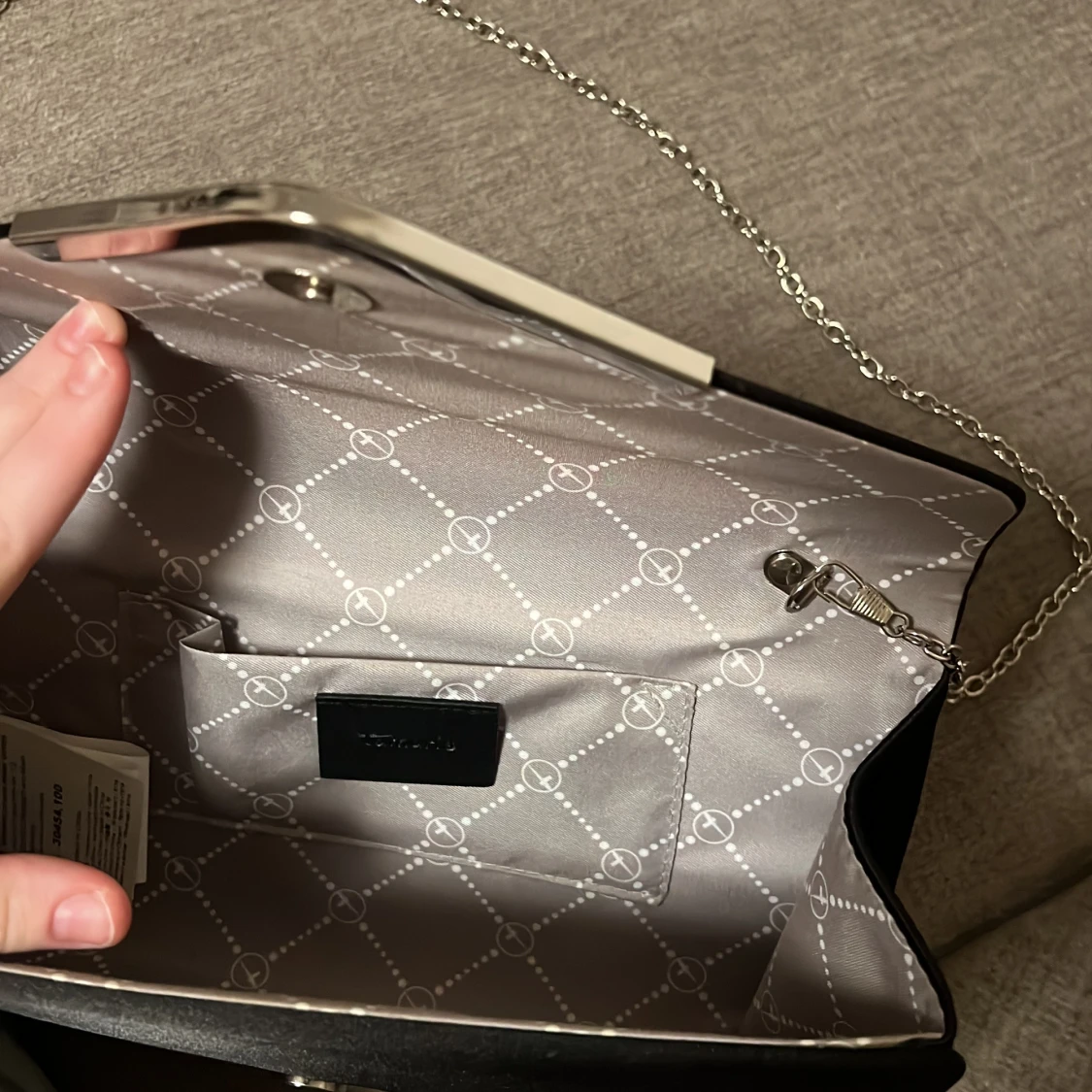 Svart kuvertväska med kedja - 2