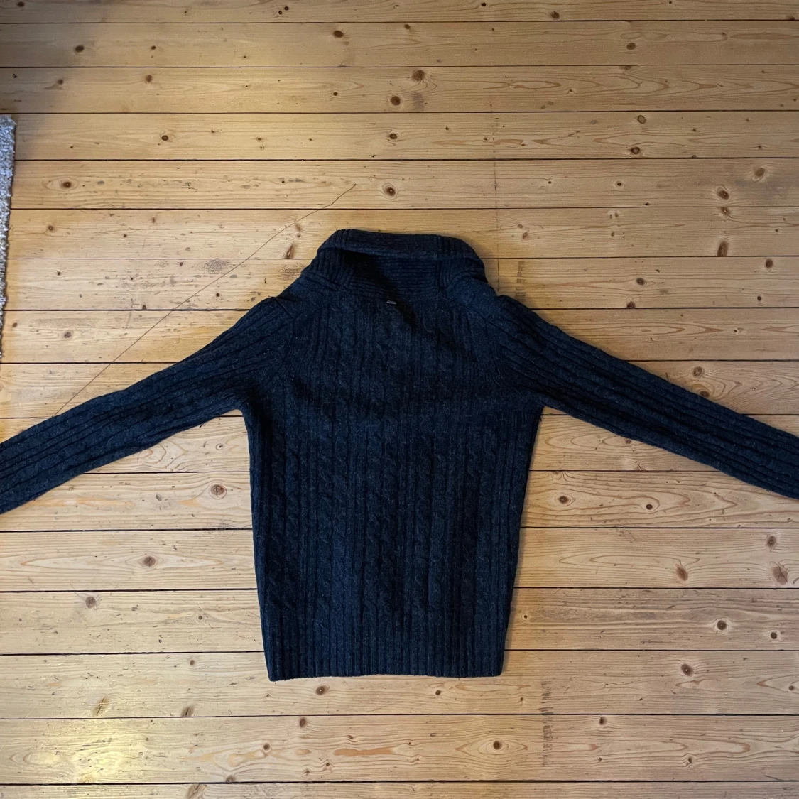 Mörkblå ribbad kofta från Raw - 3