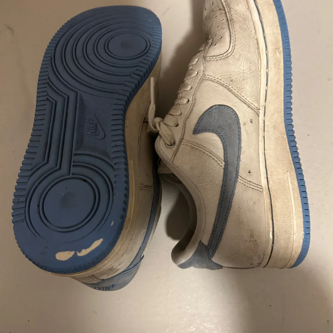Nike Air Force med blå sula