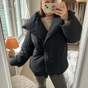 Dunjacka  - Otroligt fin dunjacka från Mango! Såå varm och snygg, går att knäppa ända upp! Lite lite smutsig vid kragen men går nog att få bort🙌