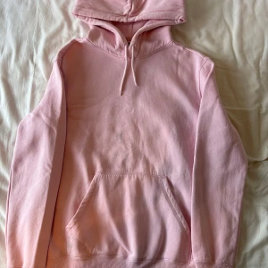 Rosa hoodie från H&M - Mysig rosa hoodie från H&M i relaxed fit. Väldig bra skick och väldigt skön att ha på sig.