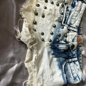Jeansshorts med nitar och slitningar - Så sjukt coola shorts!  Drag kedjan är dog tyvärr sönder men inte något som märks! EUR 34