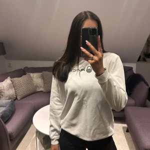 Sail racing tröja - Vit Sail racing sweatshirt. Storlek 170 men sitter som en S. Använd Max två gånger. Köparen står för frakten!🤍