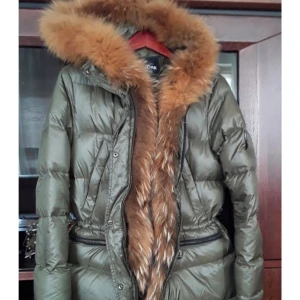 puffer jacka/parka jacka/vinter jacka/äkta päls -  Äkta päls. Jackan passar XS/S. Prisen kan diskuteras. Kan både frakta och mötas.