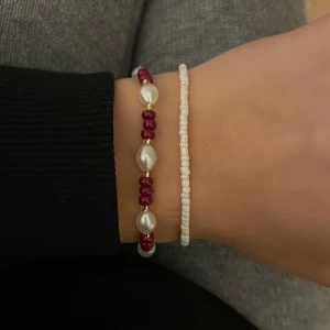 Två armband med pärlor - 70kr för båda, handgjorda!!