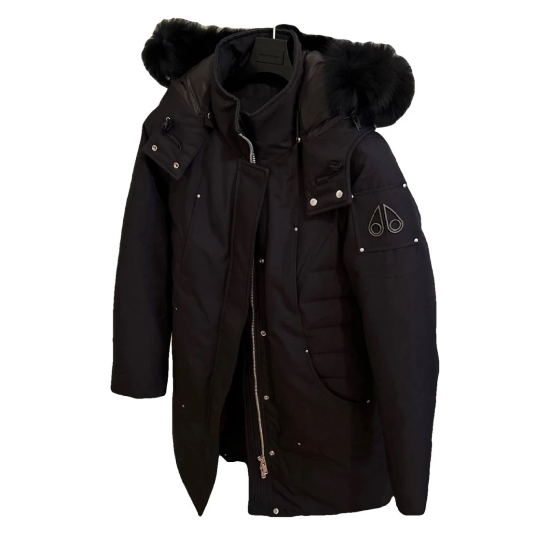 Svart dunjacka med pälsdetalj från Moose Knuckles