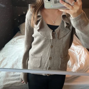 Stickad kofta volang  - Beige stickad kofta med volang 🤗🤗🤗🤗i nyskick