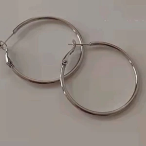 Made by prisförslag- 1 par mellan loopar silver - Finns som små och som större