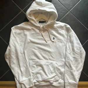 ralph lauren hoodie - ralph lauren hoodie stolek xl men den är liten i storlek så passar L. hoodien är i topp skick och har inga skador ellet skavanker.  bara använd i ett par månader. köpt för 2100 och säljes för 749