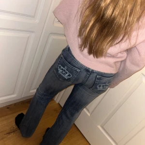 Supersnygga Victoria beckham jeans😻 - Nu säljer jag mina supersnygga äkta Victoria beckham jeans då de tyvärr har blivit försmå.💕 De är low waist bootcut och i jättebra skick.  Inte slitna någonstans (det saknas dock några diamanter på kronorna på bakfickorna men det märks inte).                                                           Midjemått: 37 cm tvärs över                                Innerbenslängd: 70 cm