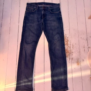 Tommy Hilfiger Jeans  - Säljer dessa snygga Tommy Hilfiger jeans i storlek 31/32. Jeansen har två mycket små håll vid back fickorna, men syns knappast! Håll i framfickorna också. Vid någon fråga är det bara att skriva🙌