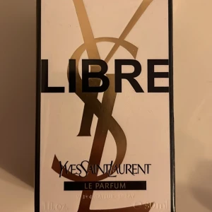 Libre Le Parfum från Yves Saint Laurent - Upptäck Libre Le Parfum från Yves Saint Laurent, en elegant doft i en stilren förpackning. Flaskan rymmer 30 ml och är perfekt för den som älskar lyxiga och sofistikerade parfymer. Denna doft är en hyllning till frihet och självständighet.