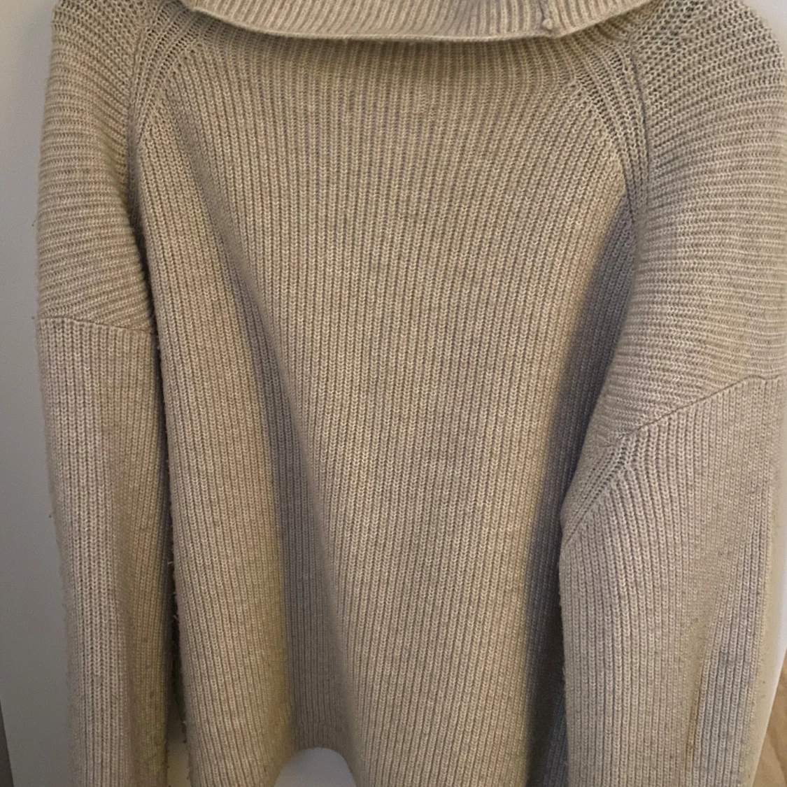 Beige stickad tröja med dragkedja - 1