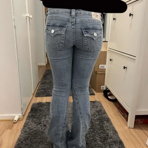 True religon jeans/ nelly! - Snygg true religon jeans. Helt nya och använda en gång. Säljer billigt. Säljer pga att jag har ett par likadana fast en annan storlek. Hör av er vid intresse! Postar samma dag som köp..