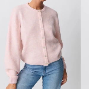 Rosa kofta med knappar från Gina tricot  - Mysig rosa fluffig kofta med rund hals och knappar framtill. Den har långa ärmar och en mjuk, fluffig textur som ger en skön känsla. Perfekt för kyligare dagar. den kommer inte till användning och är därför använd max 2-3 gånger!💕