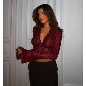 Vinröd spetsblus från venderbys  - Snygg vinröd spetsblus med v-ringning och långa ärmar. Blusen har ett elegant mönster och är perfekt för en stilfull look. Från venderbys storlek S!! Helt ny aldrig använd 