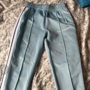 Ljusa blå byxor från Palm Angels - "Palm Angels-byxor, storlek S, i perfekt nyskick. Stilrena och exklusiva – användna endast en gång!"