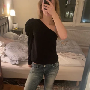 Svart oneshoulder topp från Gina Tricot - Svart oneshoulder topp från Gina Tricot. Aldrig använd men saknar prislapp🤍