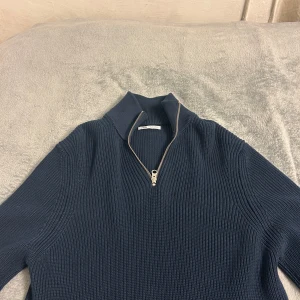 Mörkblå stickad tröja från Zara - Ny zara tröja jag aldrig använt pga storlek, pris diskuteras vid snabb affär 