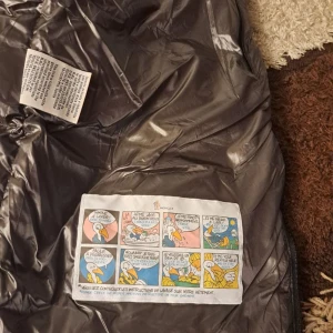 Monster maya - Säljer en svart maya från Moncler.Perfekt för kyliga dagar. Liten defekt på en av dragkedjor men inga problem