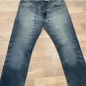 Blå jeans från Tiger of Sweden - Snygga blå jeans från Tiger of Sweden. Rak modell.  Tveka inte att höra av dig vid frågor !
