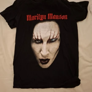 Svart Marilyn Manson t-shirt - Marilyn Manson tröja från bluefox. 100%bomull