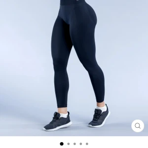 Svarta leggings från DFYNE - Snygga svarta leggings från DFYNE, perfekta för träning. De är högmidjade och har en tight passform som ger bra stöd. Materialet är stretchigt och bekvämt, vilket gör dem idealiska för intensiva träningspass. Der är de dynamiska. 