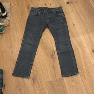 Grå jeans från Neuw - Säljer ett par grå jeans från Neuw i modellen Lou Straight. De har en klassisk femficksdesign och en typ skinny fit. Nypris 1300