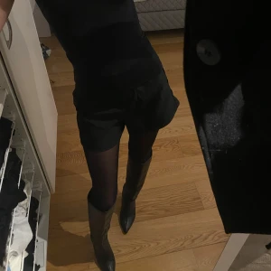 Kostymshorts  - Snygg svarta shorts, storlek xxs men passar mest xs, från new yorker. Högmidjade 
