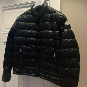 Moncler acorus - Säljer nu min sjukt feta moncler acorus i storlek 3 dvs M fint skick överlag förutom att dragkedjan är trasig borde gå att laga hos skräddare för någon hundralapp, Moncler galje ingår !