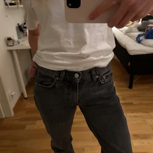 Lågmidjade grå jeans  - Lågmidjade jeans men rak passform från Gina! Supersnygga och i jättefint skick. Knappt använd och säljer endast gör att de inte kommer till användning. Pris är diskuterbart💓 