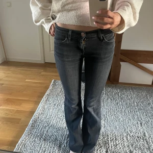 Lågmidjade utsvänga jeans  - Skir snygga bootcut jeans från led,sitter superfint 