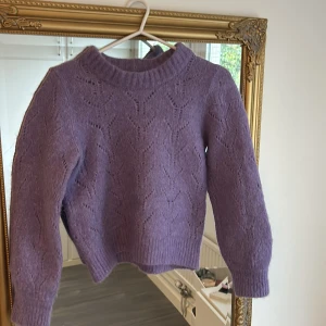 Alpacka tröja!! - Super snygg alpacka tröja i lila🪻💜 Använd 2-3 gånger och är i toppskick!! 
