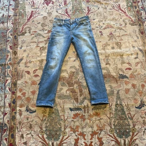 Blå jeans från Jack & Jones - Jeans från Jack & Jones med en slim passform och mjukare tyg. Modellen taperd Mike. Storlek 28/30 men jag skulle säga att de passar lite längre. 