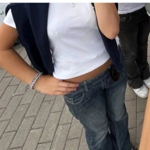 Blå lågmidjade bootcut jeans  - Snygga jeans med en fin färg av blå med en liten sliten look.  Jeansen är från diesel och köpts här från Plick. FÖRSTA BILD LÅNAD FRÅN FÖRRA ÄGARN!💗💗 midjemått: 39cm innerbenslängd: 78. Byxorna har tecken på användning men inget man märker av. Tryck gärna på köp nu!