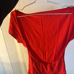 Röd klänning från Shein - Snygg röd topp från Shein i en härlig röd färg. Toppen har en bar rygg,jätte fin under sommaren. Perfekt för att sticka ut med sin starka färg och stilrena snitt.