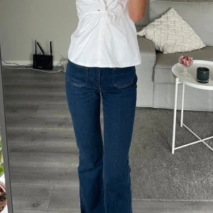 Blå bootcut jeans - Snygga blå bootcut jeans från mango med fickor fram och bak.