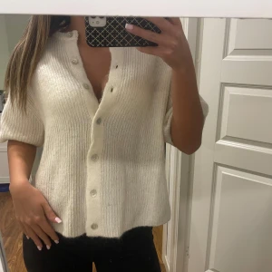 Vit stickad kofta - Vit stickad kofta från Gina tricot, bra skick 