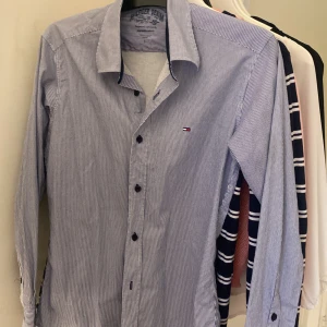 Randig skjorta från Hilfiger  - Snygg randig skjorta från Tommy  Hilfiger  i blått och vitt i storlek M. Är i mycket bra skick och säljer för 400