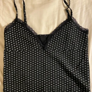 brandy melville topp - säljer den här toppen från brandy, superbra skick. :) jättefin men används ej