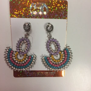 Retro Vintage Färgglada örhängen med pärlor - Snygga och färgglada örhängen med pärlor i lila, rosa, gul och turkos. De har en unik bågformad design med silverdetaljer som ger en glittrig effekt. Perfekta för att liva upp vilken outfit som helst! Helt ny